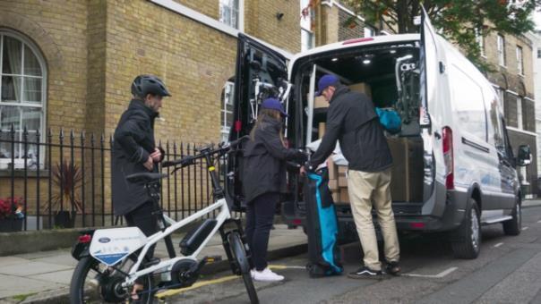 Ford testet zusammen mit dem britischen Paketzusteller Gnewt einen neuen Dienst für digitale Paketsendungen. Ziel ist die Reduzierung von Staus und Lieferzeiten